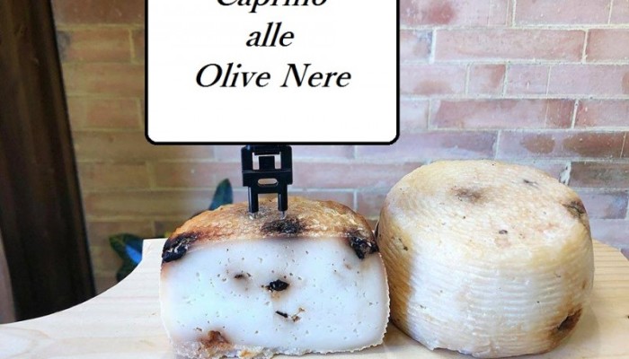 caprino-alle-olive-nere